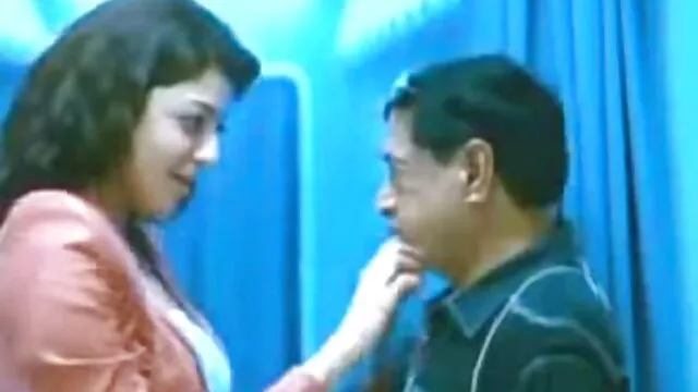 ఆమె కేవలం ఆమె రబ్బరు ... - 01:13 min